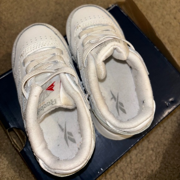 Gently worn toddler white Reebok Classic size 5. - Picture 5 of 8